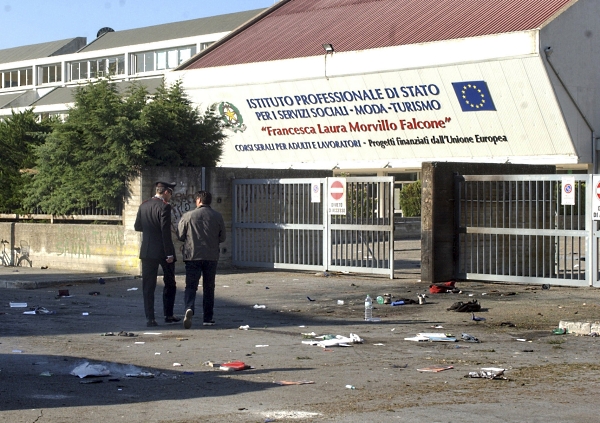 Brindisi, Włochy – Wybuch przed liceum, jedna osoba nie żyje, 9 rannych