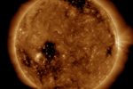 LosyZiemi - Prognoza oddziaływań magnetycznych do końca sierpnia; od wschodu tarczy Słońca zbliża się duża dziura koronalna
