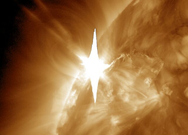 Słońce – Bardzo silny rozbłysk klasy X2.3 wystąpił z plamy 3229 będącej 66 stopni na wschód, nad równikiem, to najsilniejszy rozbłysk od prawie 6 lat