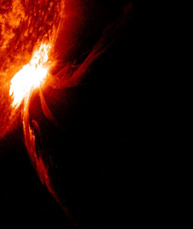 Słońce – Potężny wyrzut plazmy z ogromnej plamy 3363 na zachodzie poprzedzony był trzema silnymi rozbłyskami klasy M2.7, M5.0 i M5.7, plazma rozlała się po fotosferze
